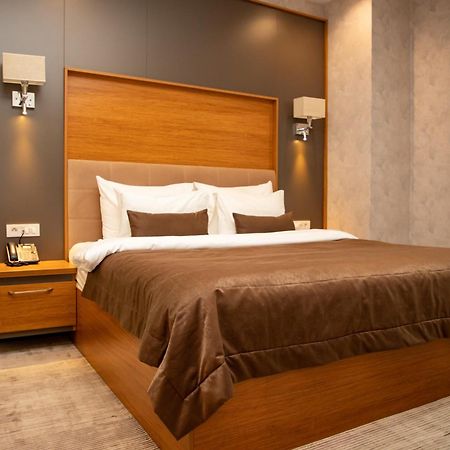 Midtown Hotel Bakoe Buitenkant foto