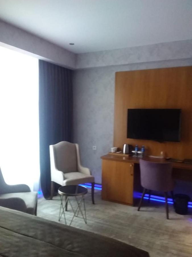 Midtown Hotel Bakoe Buitenkant foto