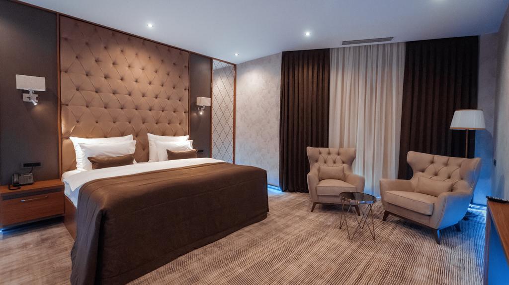 Midtown Hotel Bakoe Buitenkant foto