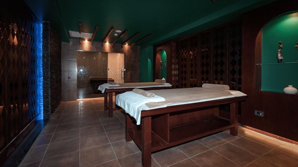 Midtown Hotel Bakoe Buitenkant foto