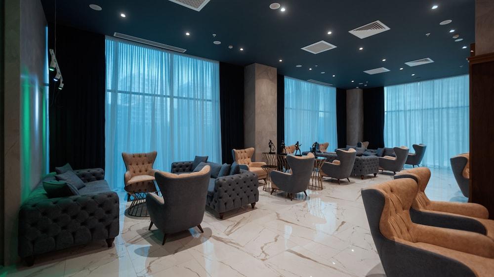 Midtown Hotel Bakoe Buitenkant foto