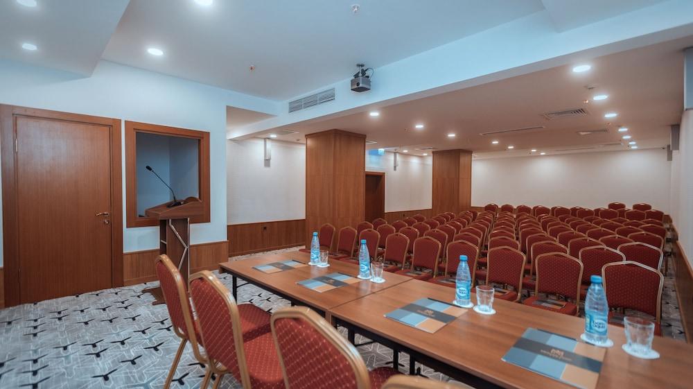 Midtown Hotel Bakoe Buitenkant foto