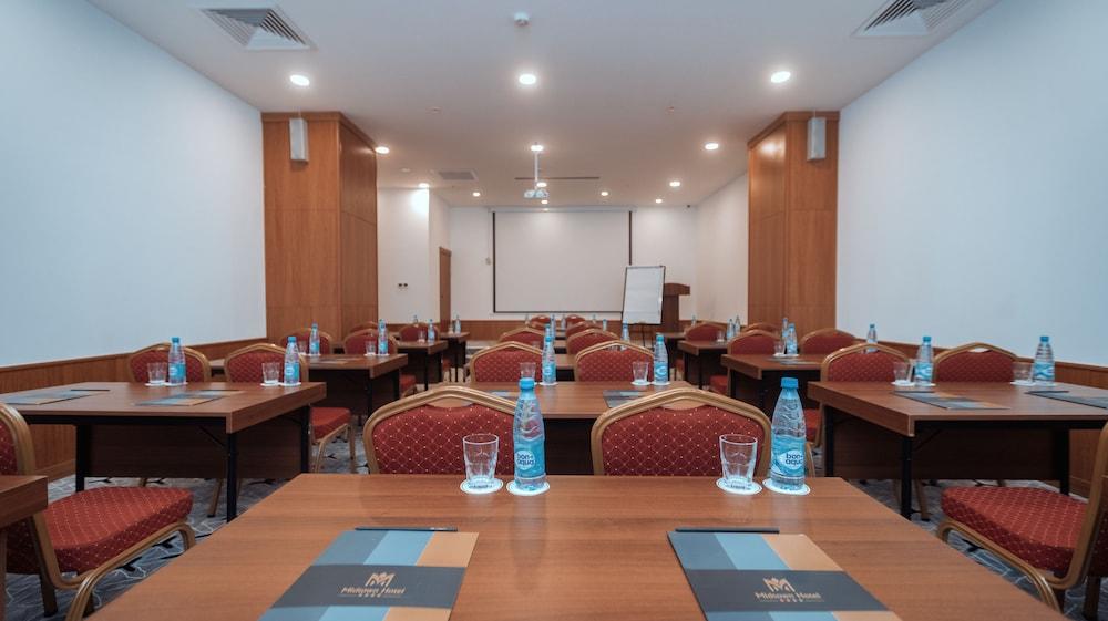Midtown Hotel Bakoe Buitenkant foto