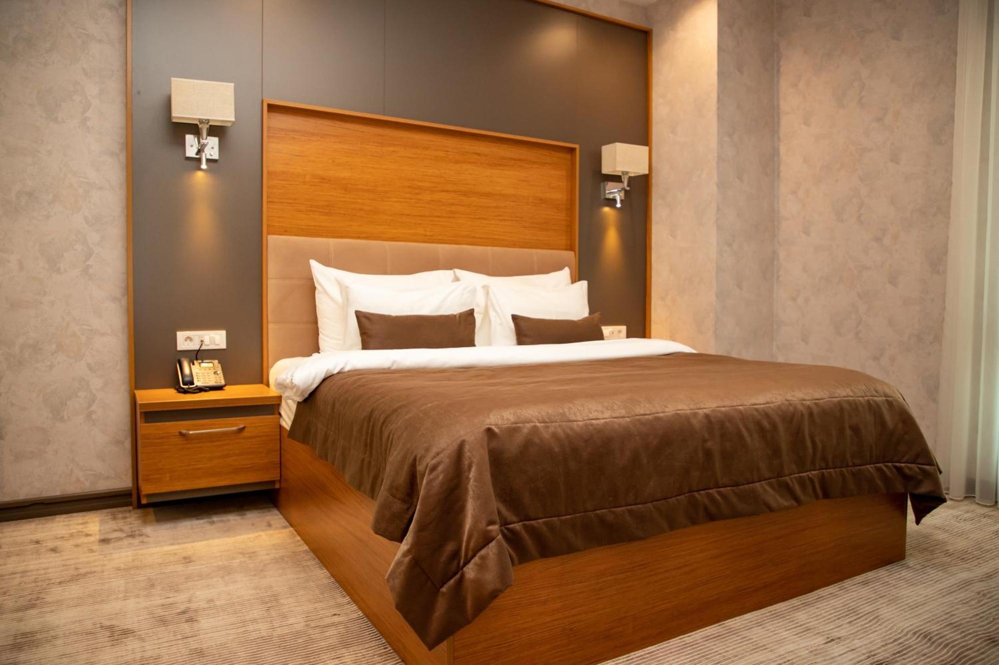 Midtown Hotel Bakoe Buitenkant foto