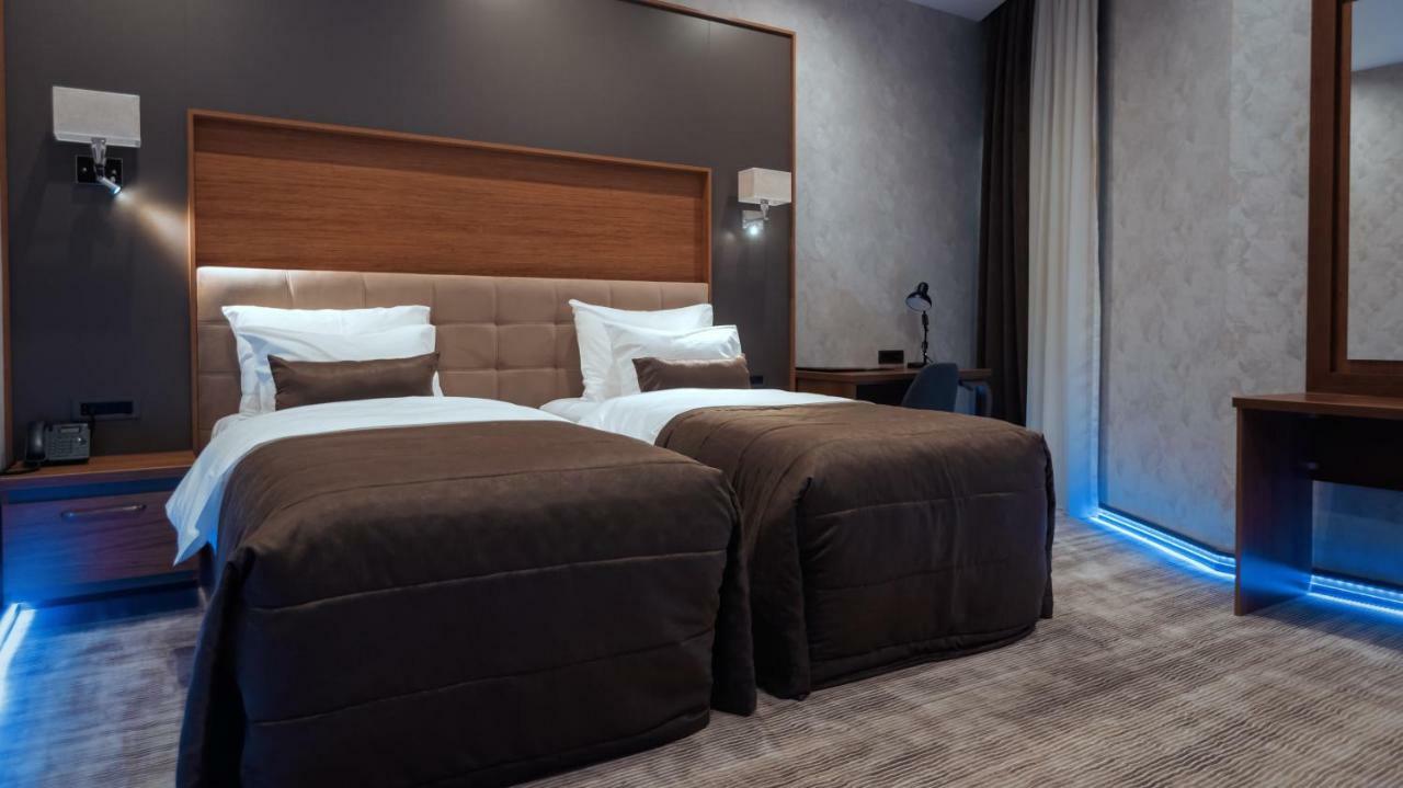 Midtown Hotel Bakoe Buitenkant foto