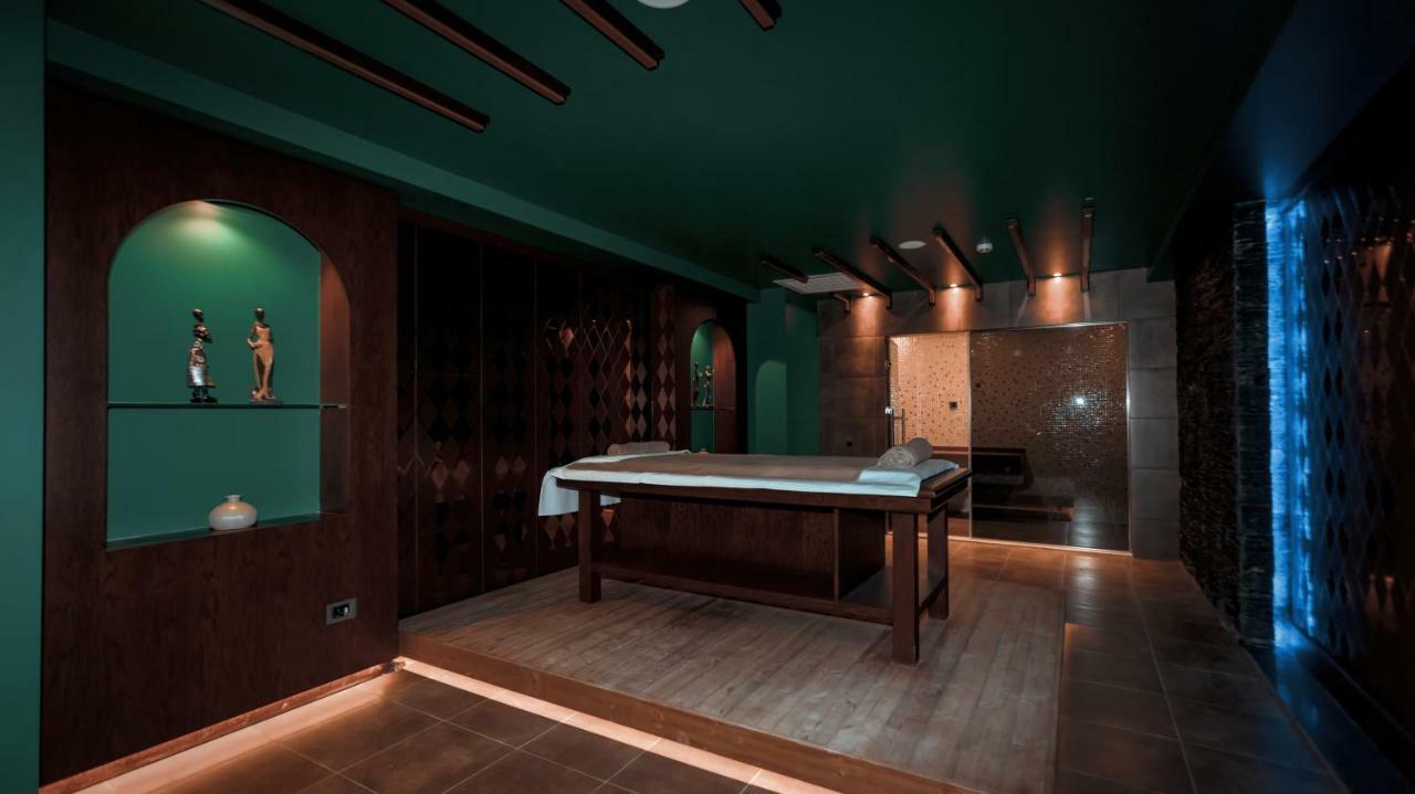 Midtown Hotel Bakoe Buitenkant foto