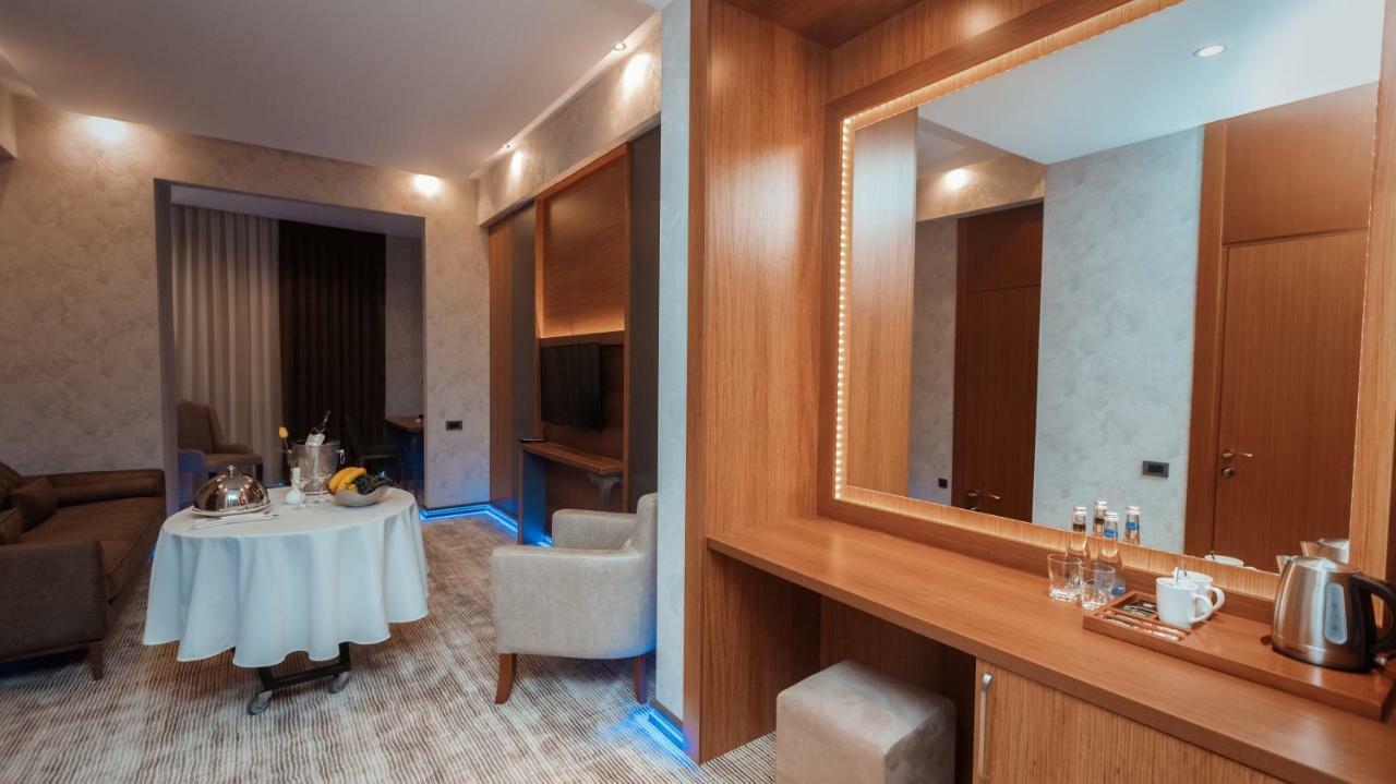 Midtown Hotel Bakoe Buitenkant foto