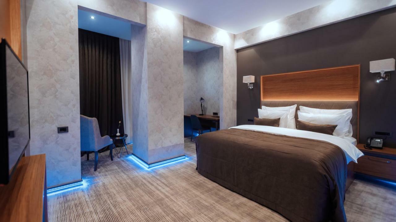 Midtown Hotel Bakoe Buitenkant foto