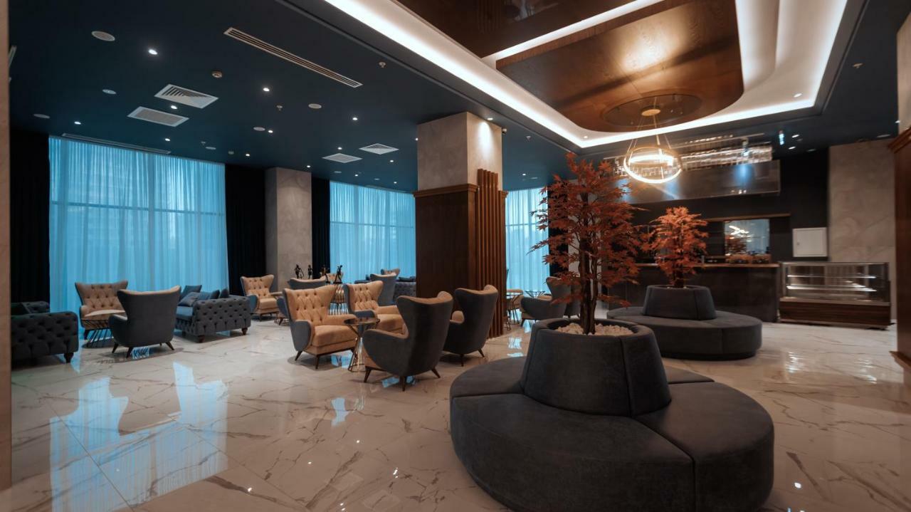 Midtown Hotel Bakoe Buitenkant foto