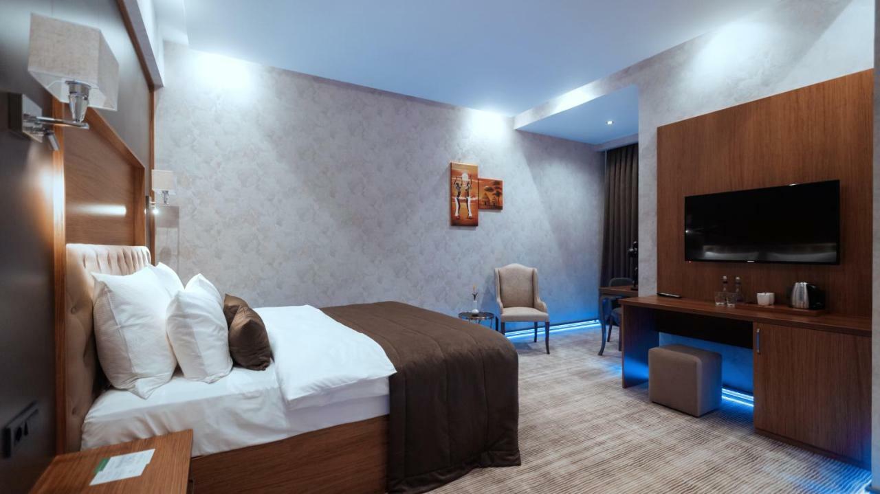 Midtown Hotel Bakoe Buitenkant foto