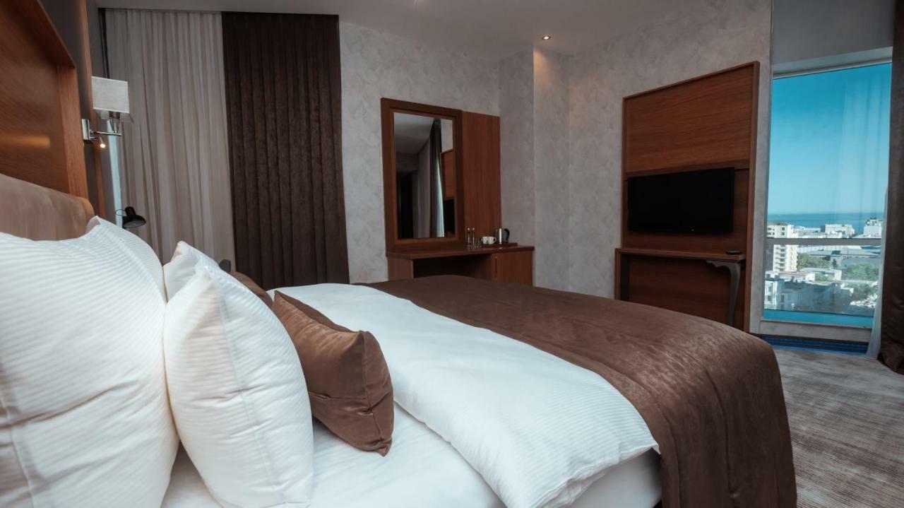 Midtown Hotel Bakoe Buitenkant foto
